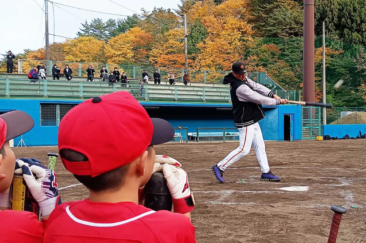 大田さんのバッティングを見学。その飛距離に驚きの声を上げた