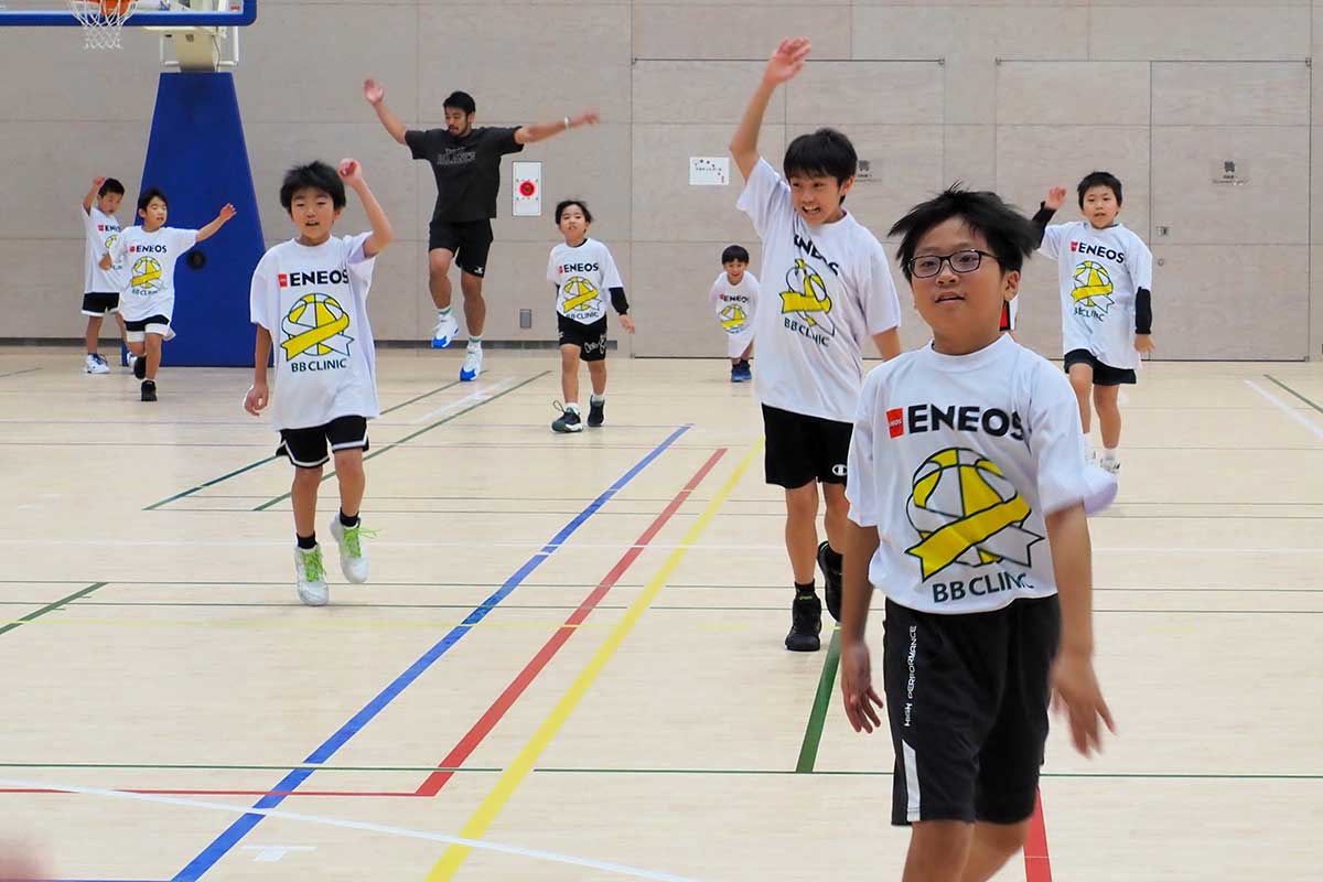 手を振り上げると同時に床を蹴って足を上げ全身運動