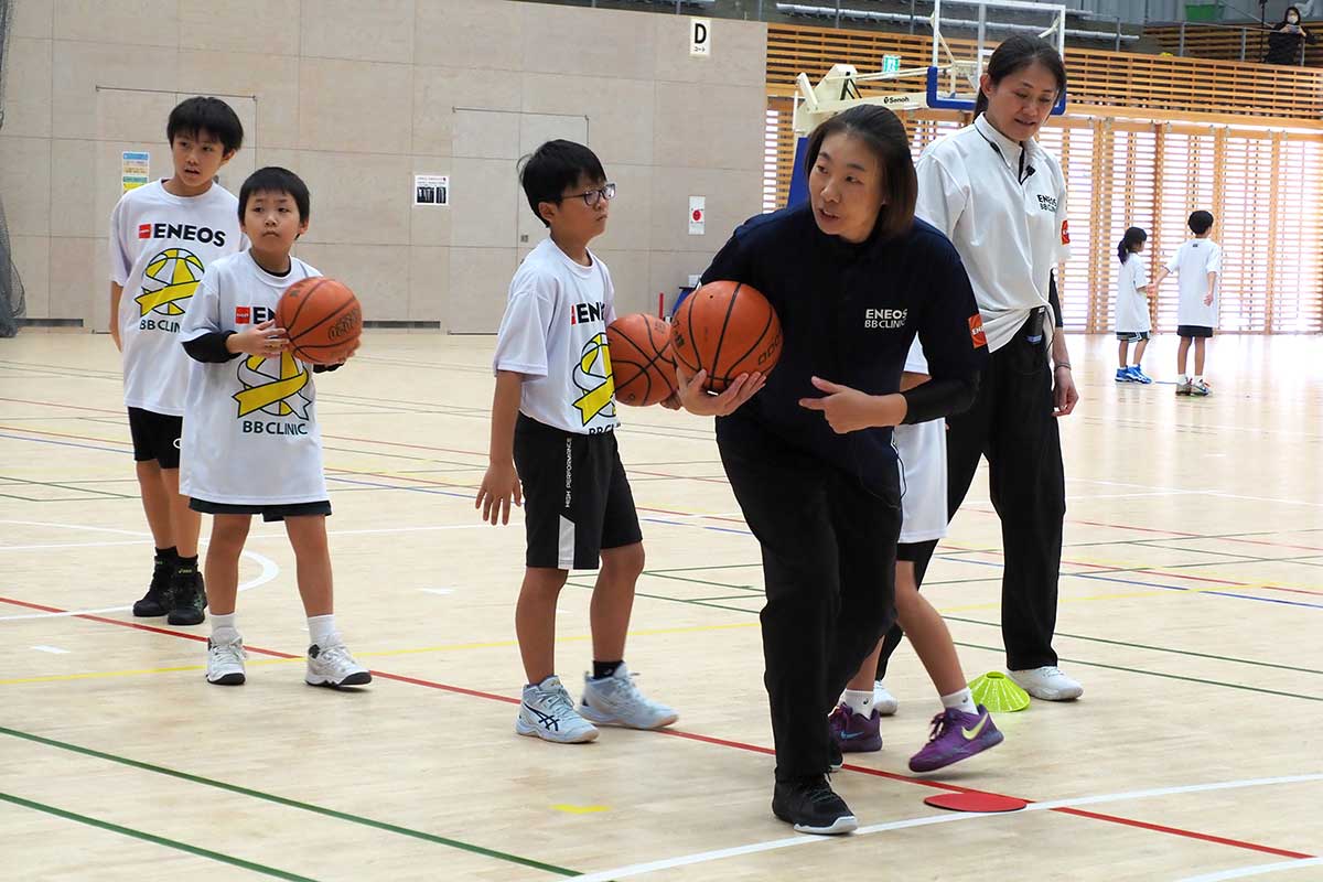 「重心は低いまま」。実演しながら教える大山妙子さん(手前)