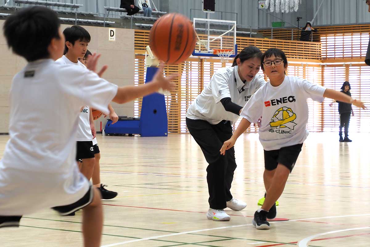 パスをしながら動き出す。体を押して感覚を伝える小池清美さん