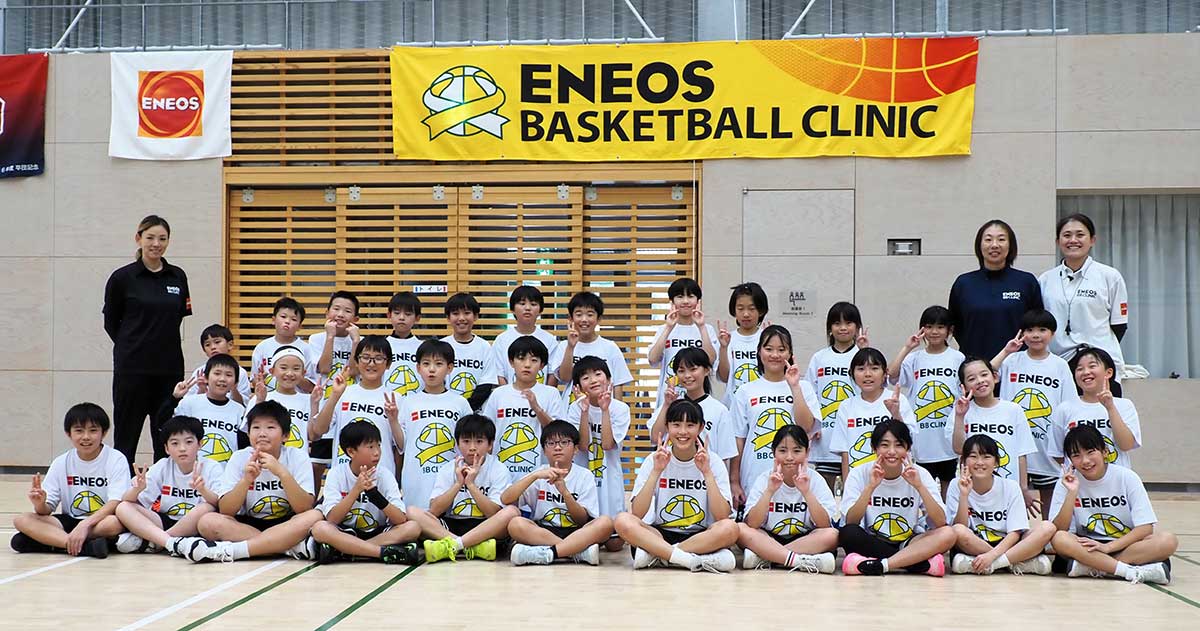 笑顔でパチリ。小佐野ミニバスのメンバー、特別コーチ陣