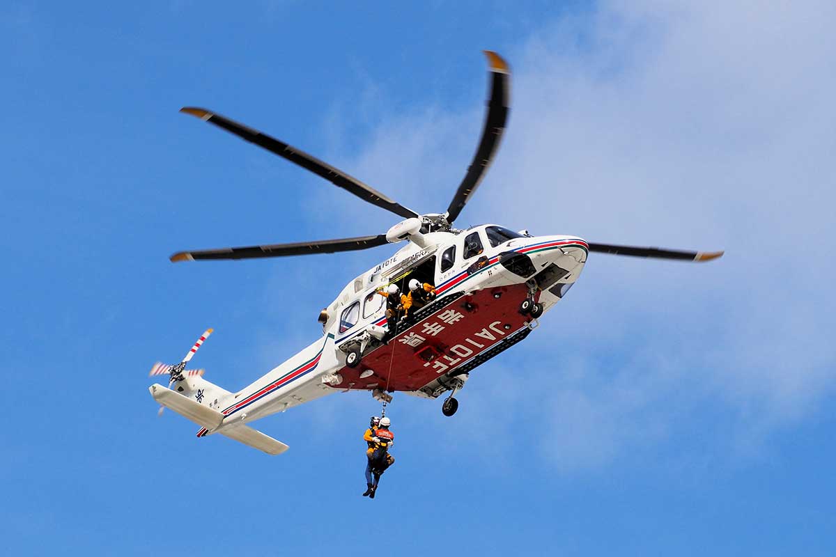 ヘリコプターによる救助訓練。孤立者を上空から救出する流れを確認した