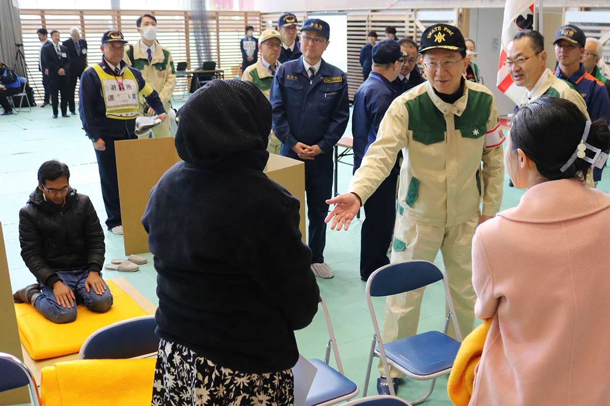 達増拓也県知事らが各訓練会場を視察。外国人避難者の受け入れではイスラム教徒の礼拝スペースも設けられた(左)