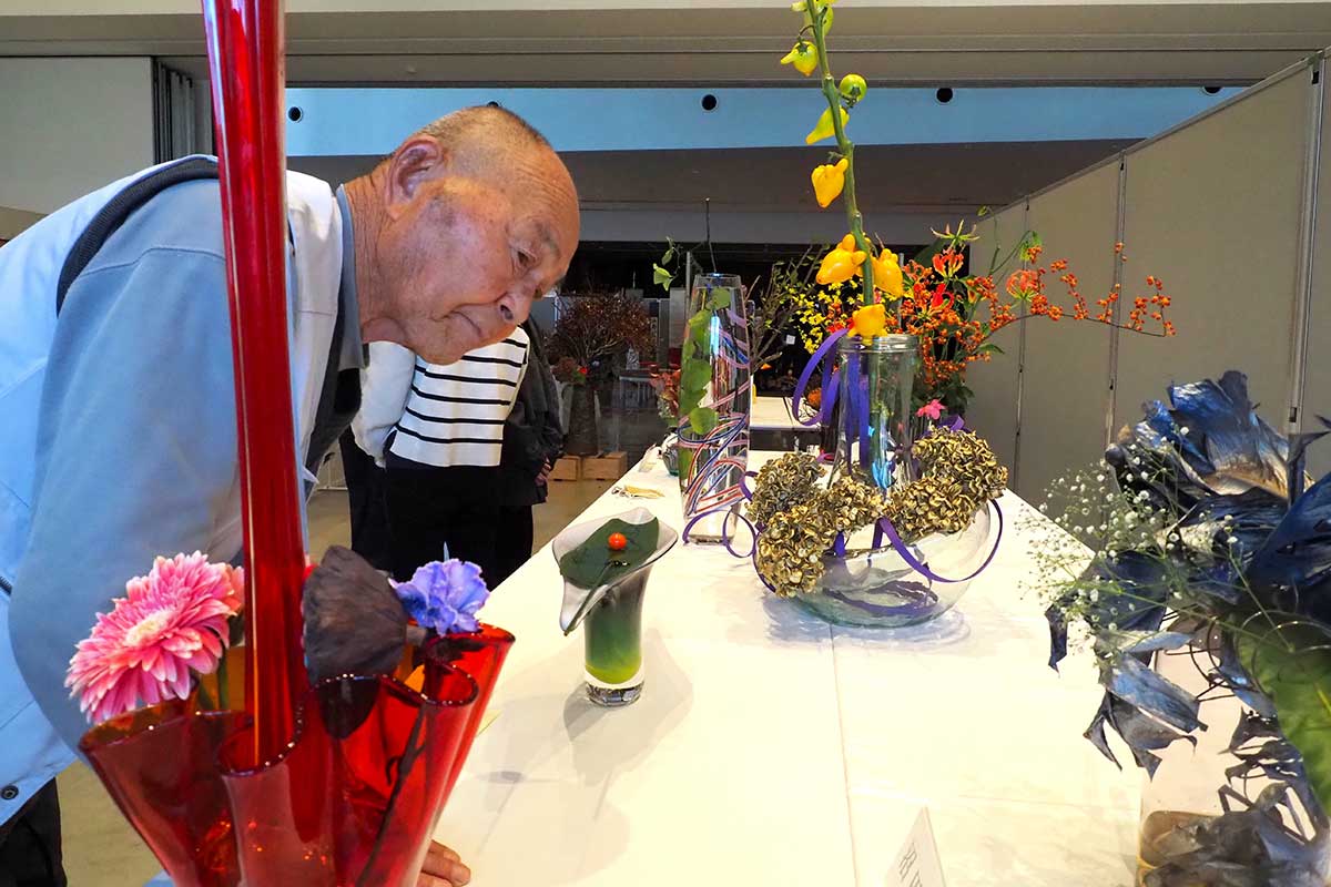 美を追求⁉簡素化された生け花に興味津々