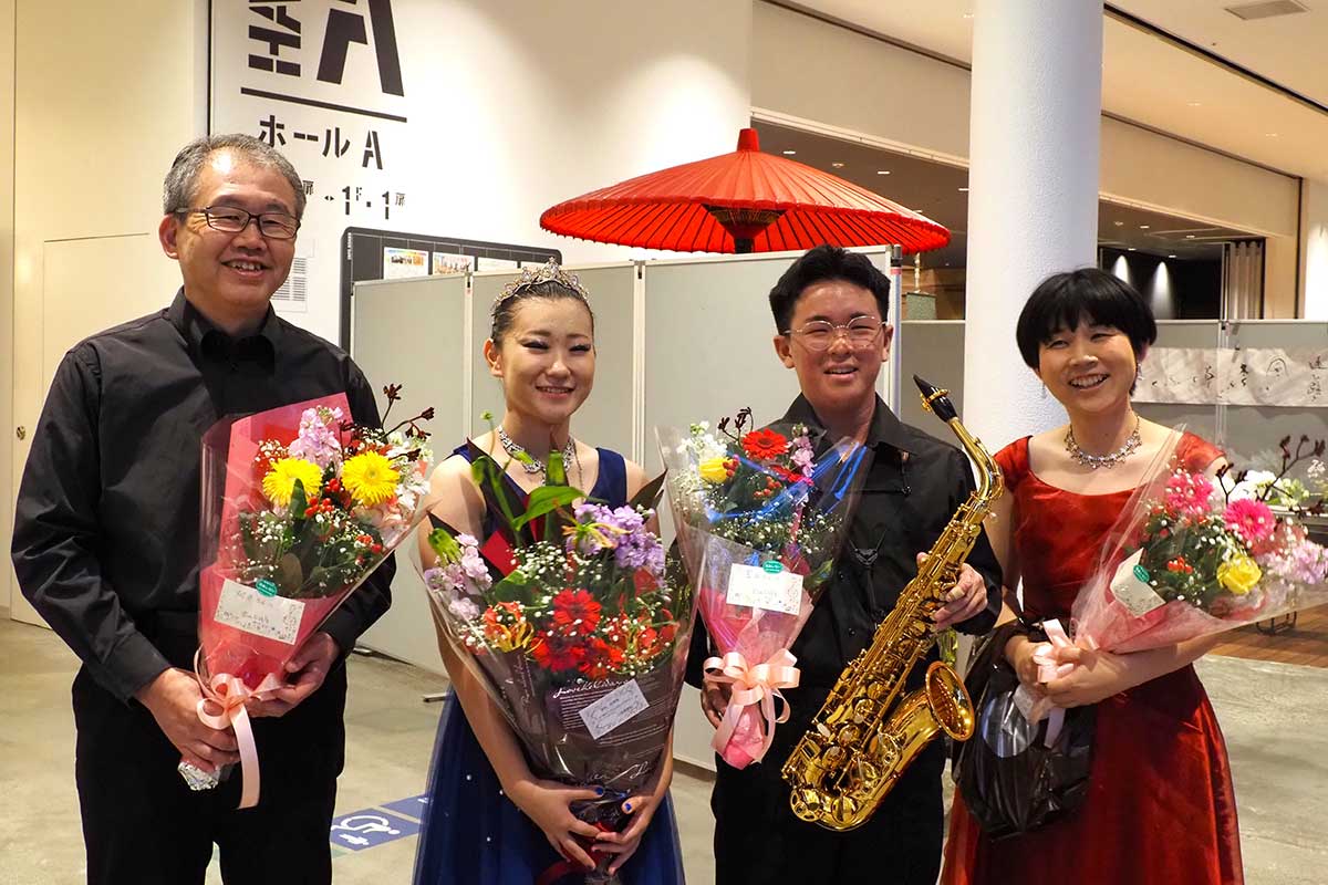 ステージ後に笑顔を見せる(左から)村井大司さん、SARAさん、菅田悠真さん、新谷詩乃さん