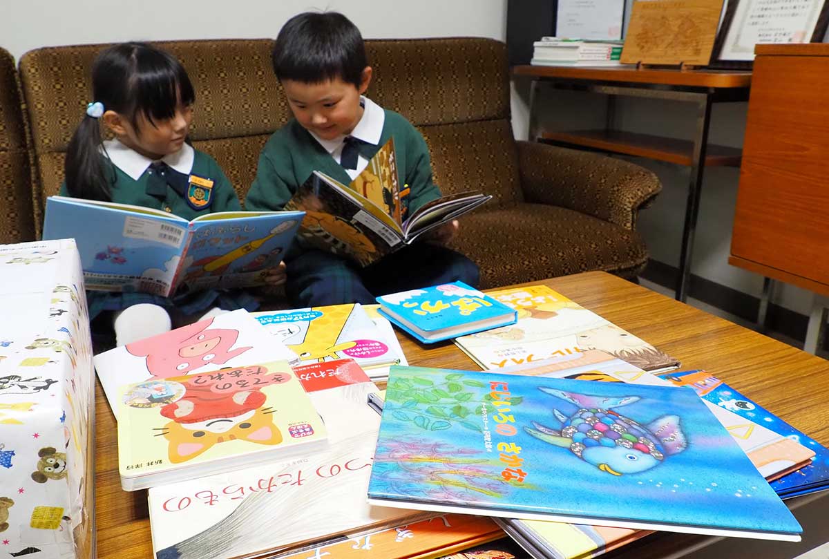 「見てー」。絵本を“見せ合いっこ”して楽しさ共有