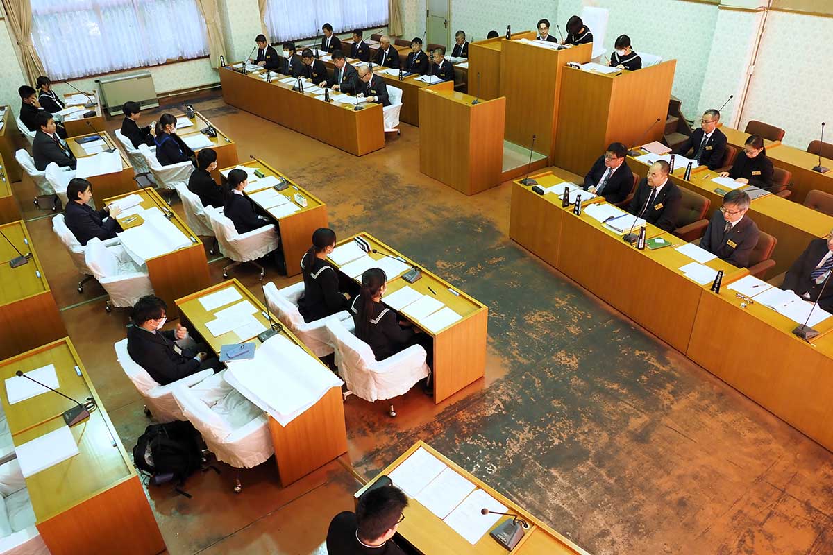 釜石市役所議場で開かれた中学生による絆会議