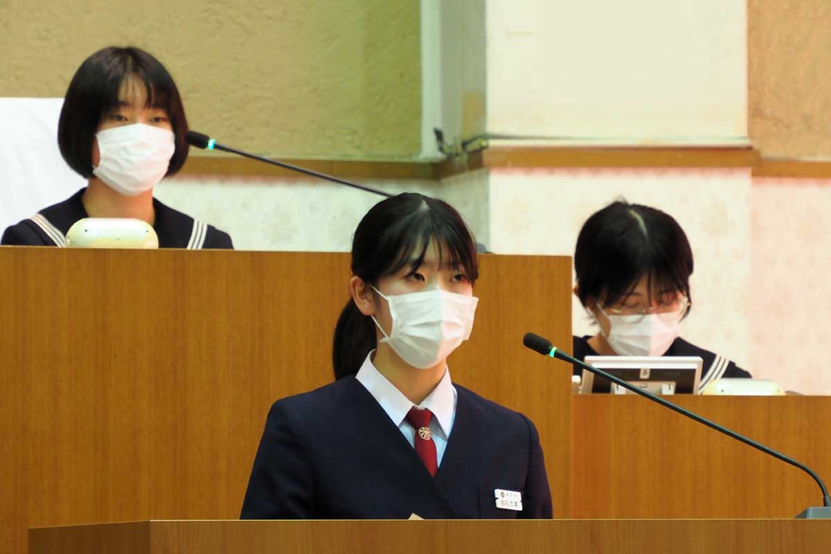 代表生徒が登壇して一般質問。議長役の生徒（後方）が進行