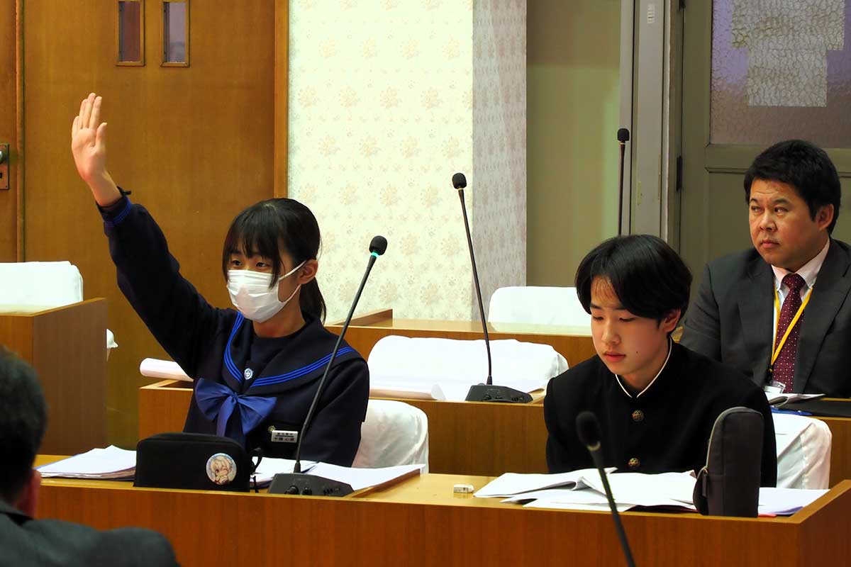 ピシっと手を挙げ意思表示。自席から再質問をする生徒