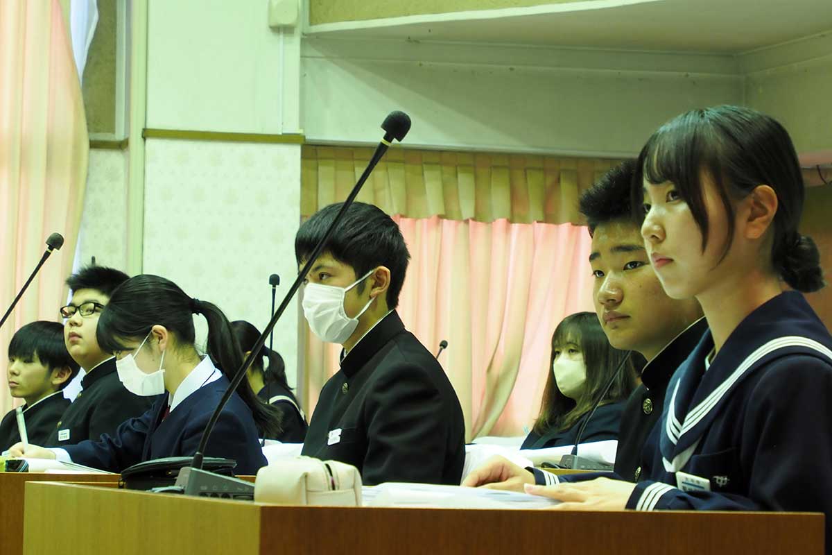 生徒らは市担当者の答弁に真剣な表情で耳を傾けた