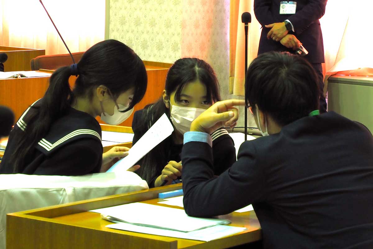 市当局の考えを引き出すために作戦を練る場面も