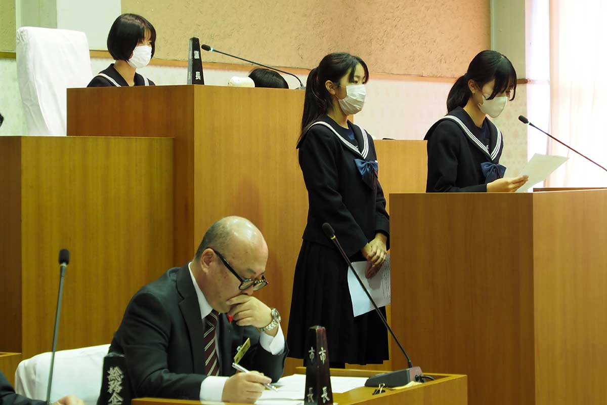 中学生の思いを受け止めた小野共市長（手前）