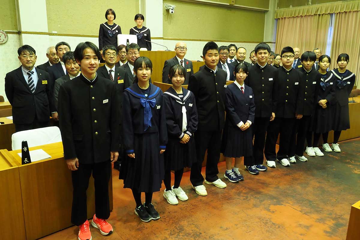 絆議会で釜石の未来を語った中学生、市幹部職員ら