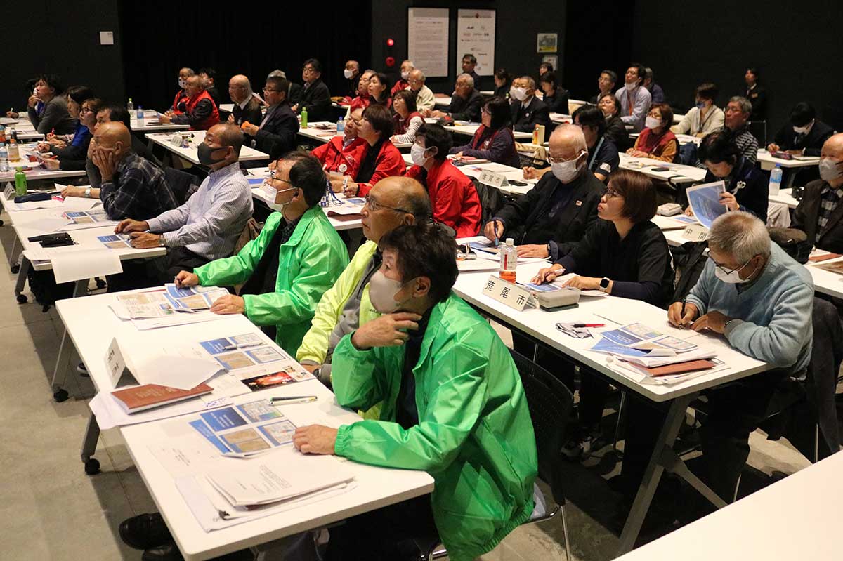 全国8エリアのガイドが集まり学びを深めた=10月22日、釜石PIT