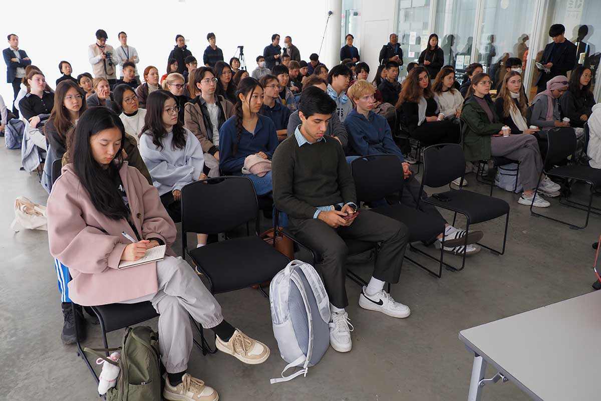 復興まちづくりに関する講話に耳を傾ける学生＝11月9日