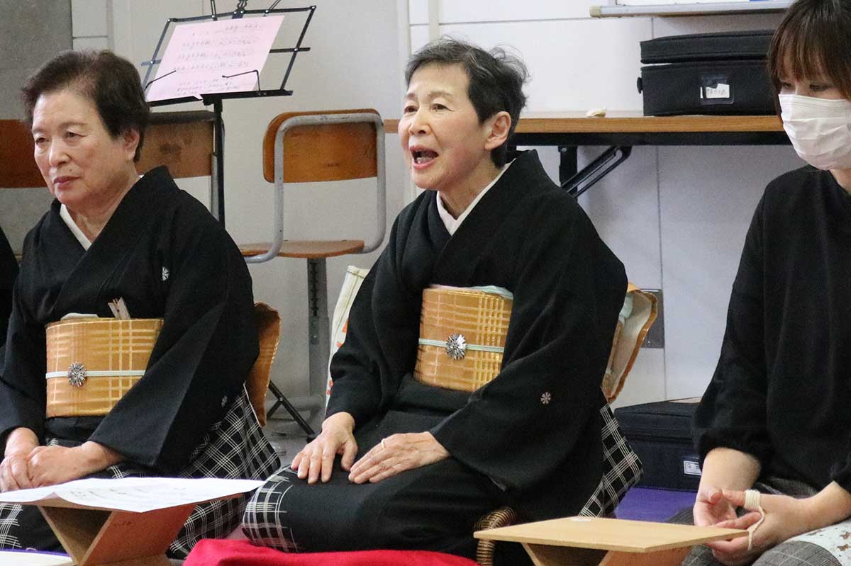 釜石中での最後の授業を終え、生徒にメッセージを送る鈴木絹子さん（中央）