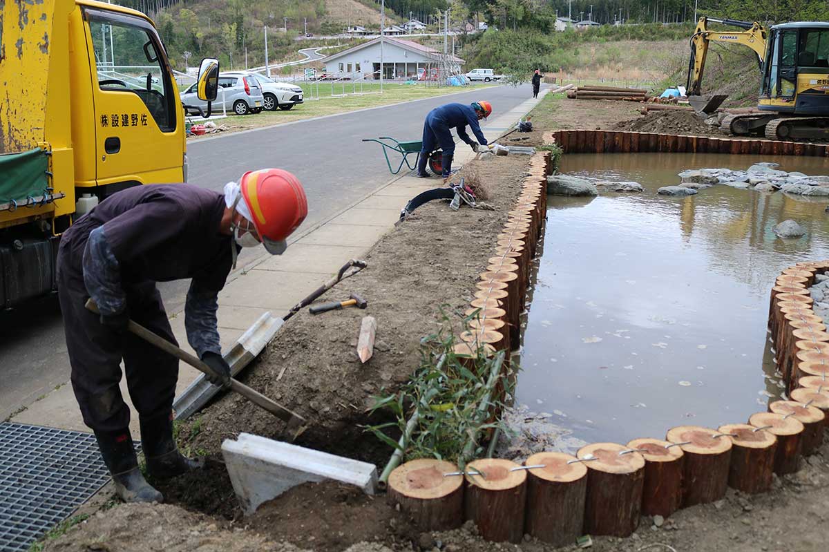 根浜ビオトープの造成を行う佐野建設の作業員ら＝2024年4月、根浜シーサイド
