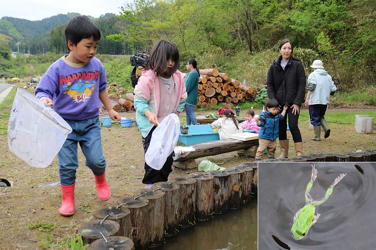 池の周りで生き物を探す子どもたち＝2025年5月、開設1周年記念イベント