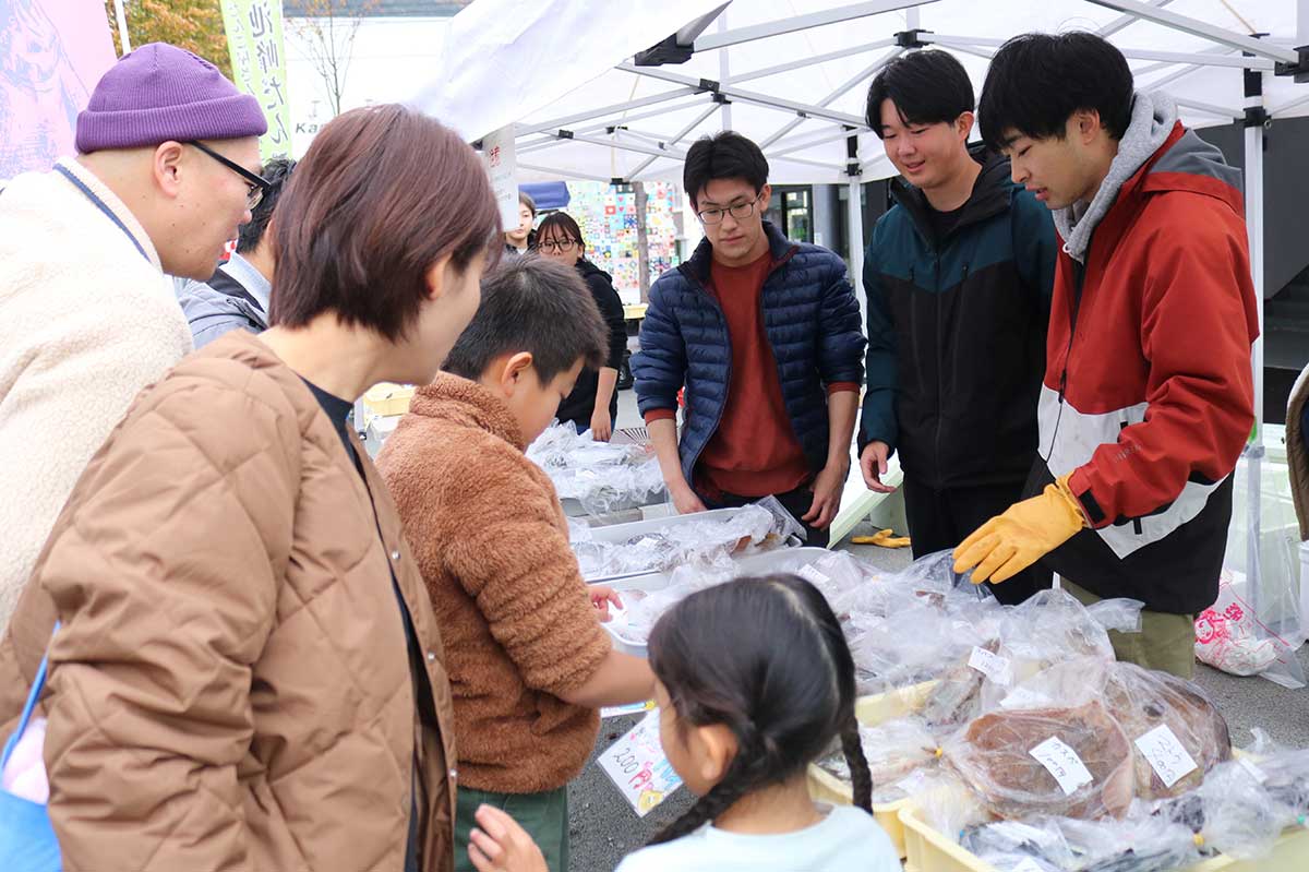定置網やかご漁でとれた魚介類を販売。学生らが来場者に説明も