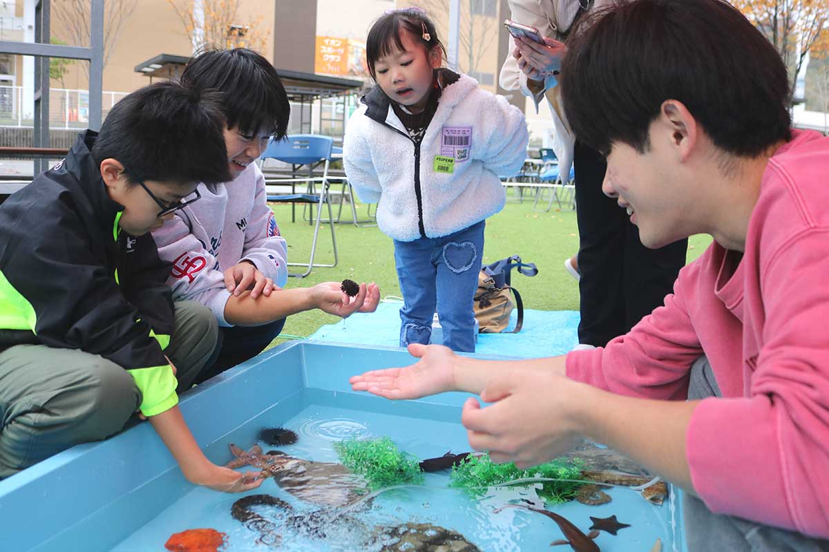 学生（右）は子どもたちに生態なども教えながら釜石の海の素晴らしさを伝えた