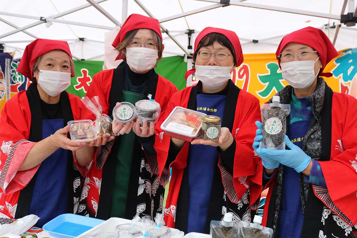 アカモクの加工品などをPRする釜石湾漁協白浜浦女性部のメンバー