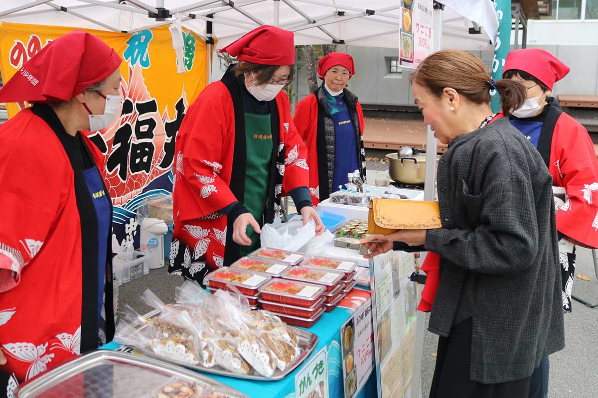 浜の食文化を伝える機会にもなったおさかなフェス。白浜浦女性部自慢の味覚が並ぶ