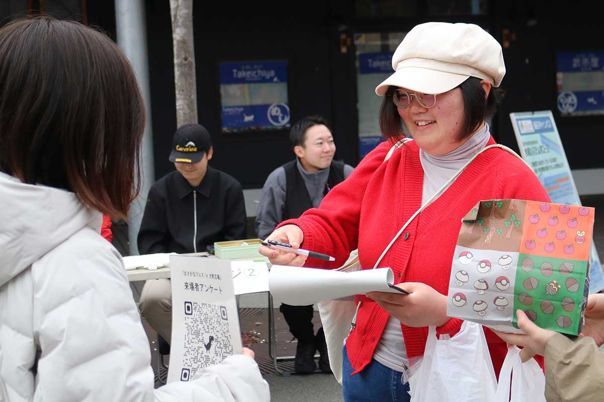 会場では来場者にアンケートも実施。後輩たちの活動に役立てられる