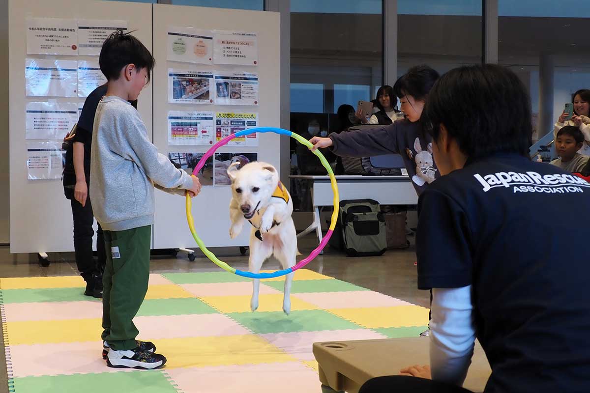 セラピードッグと触れ合いながら同行避難を学ぶ子どもたち