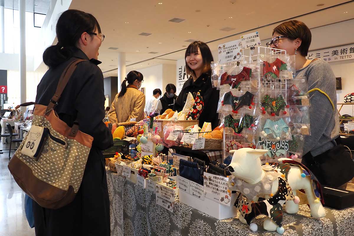 同時開催のマルシェ。動物好きが交流を楽しんだ