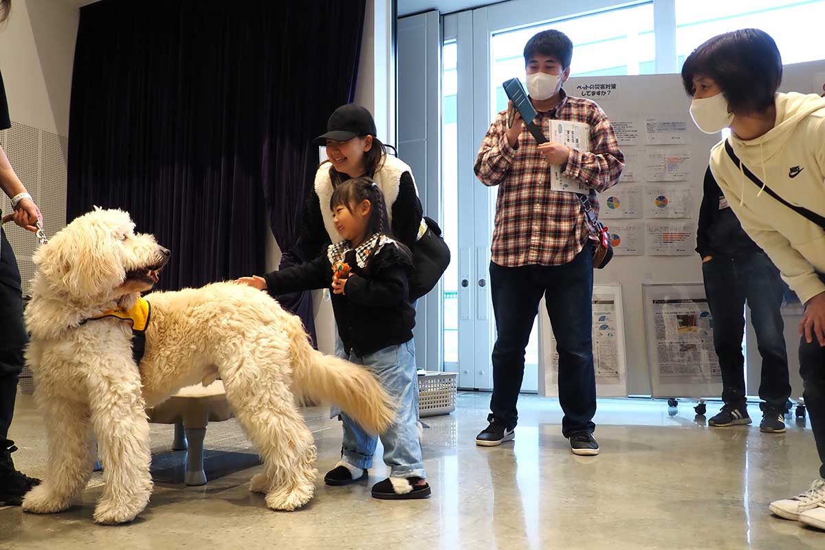 セラピードッグのモフモフ感、愛くるしさにみんな笑顔