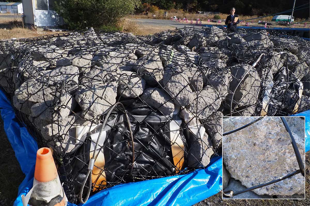 鉄鋼スラグが含まれた石がぎっしり。袋に入った施肥材が下部に敷き詰められている