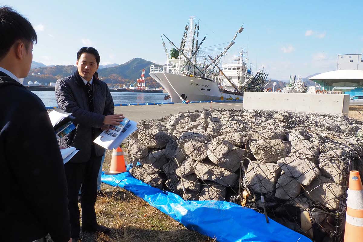 鉄鋼スラグ製品を説明する日本製鉄の小野本憲人さん