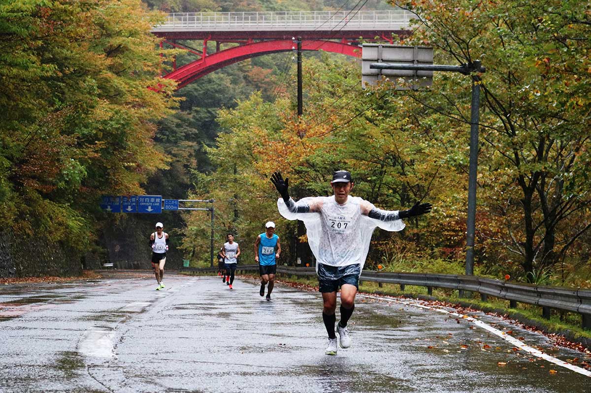 仙人大橋手前の上り坂を駆け上がる峠コースの参加者