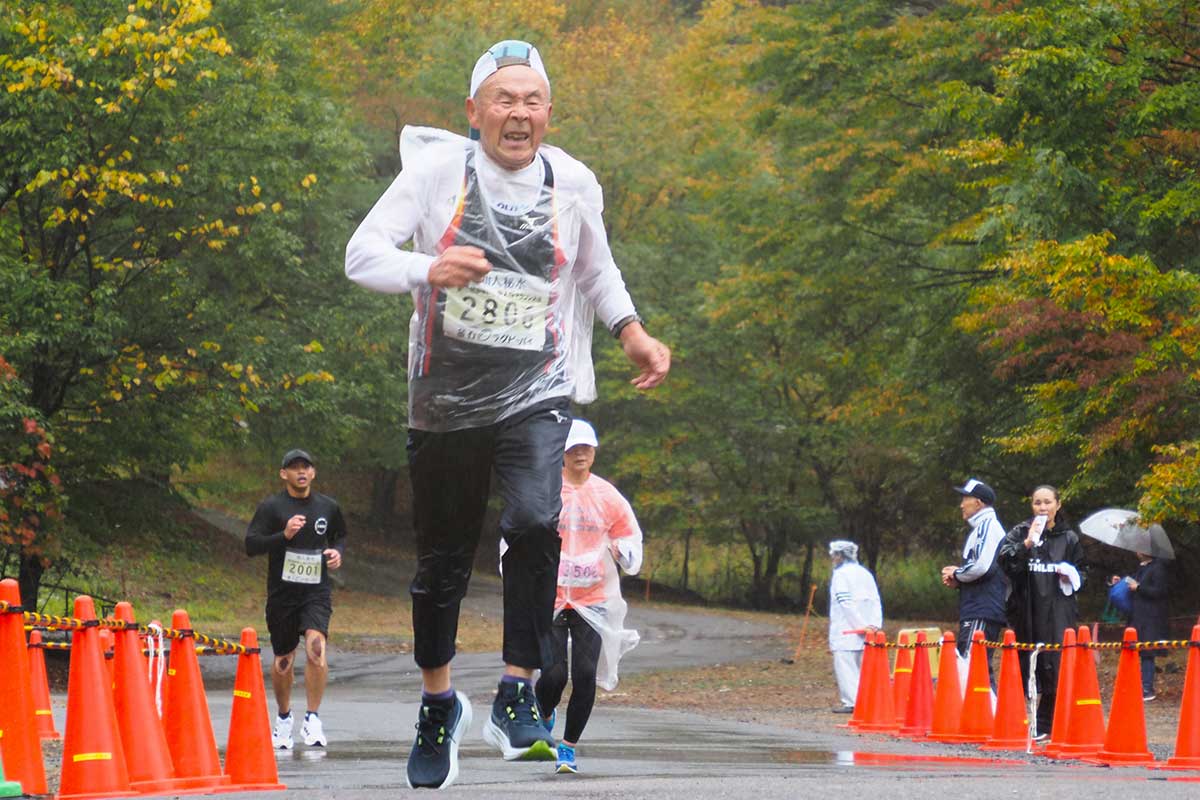 年齢に負けじ!必死の形相でゴールに駆け込むランナー