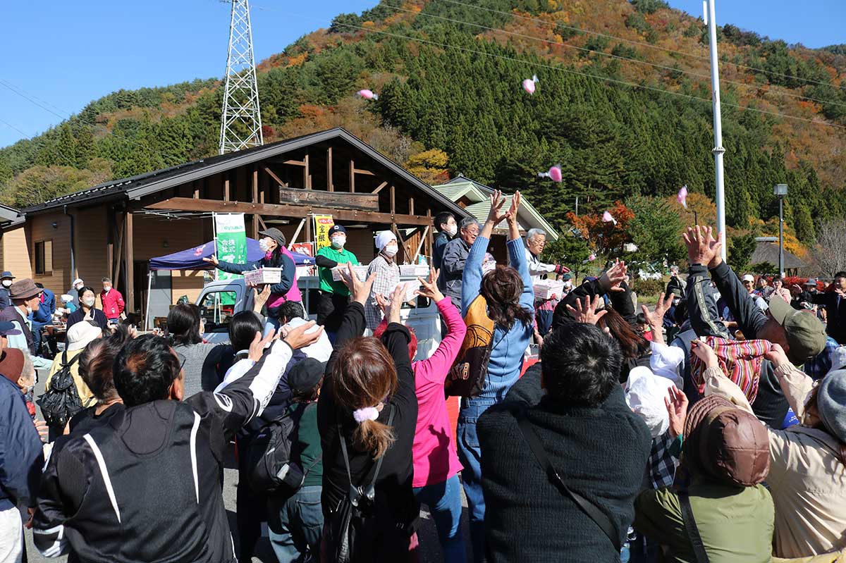 晴天に恵まれた第19回水車まつり=2日、橋野どんぐり広場