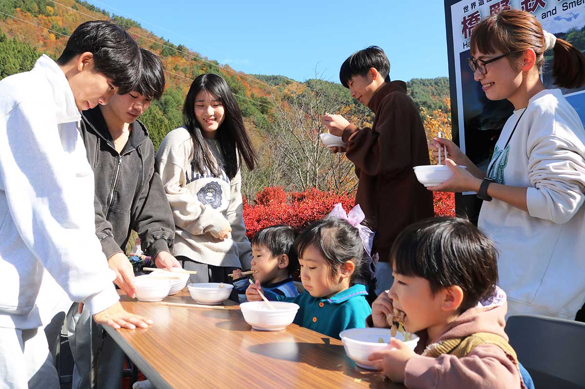 紅葉や青空に囲まれて食べる豚汁は最高のごちそう。子どもたちの箸も進む