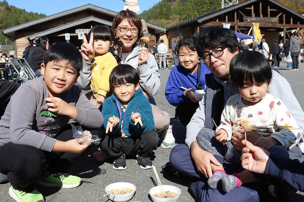 豚汁、唐揚げ、雑穀おにぎり…。「みんなで食べるとおいしいね!」