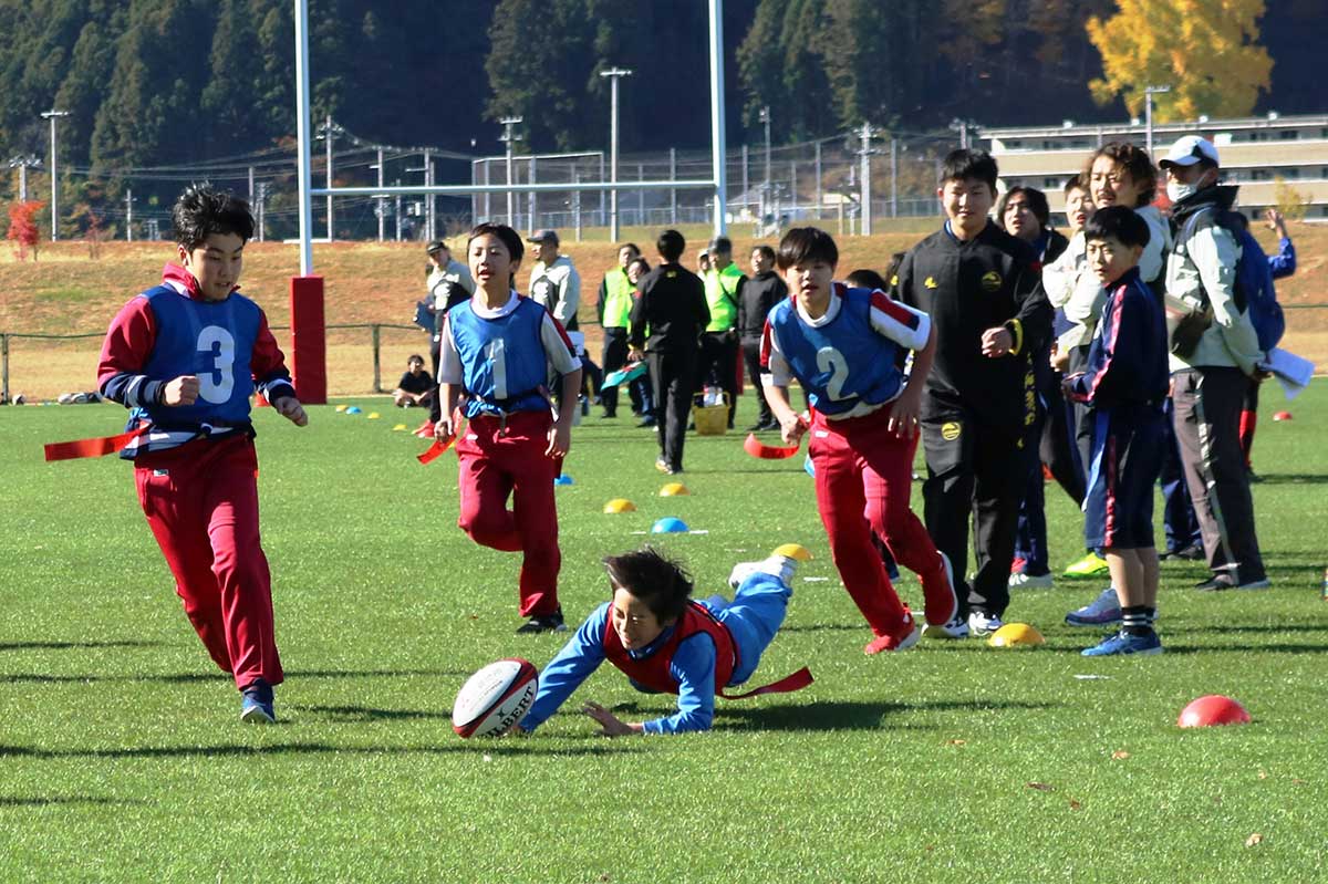 本物ラグビーさながらのダイビングプレーも！