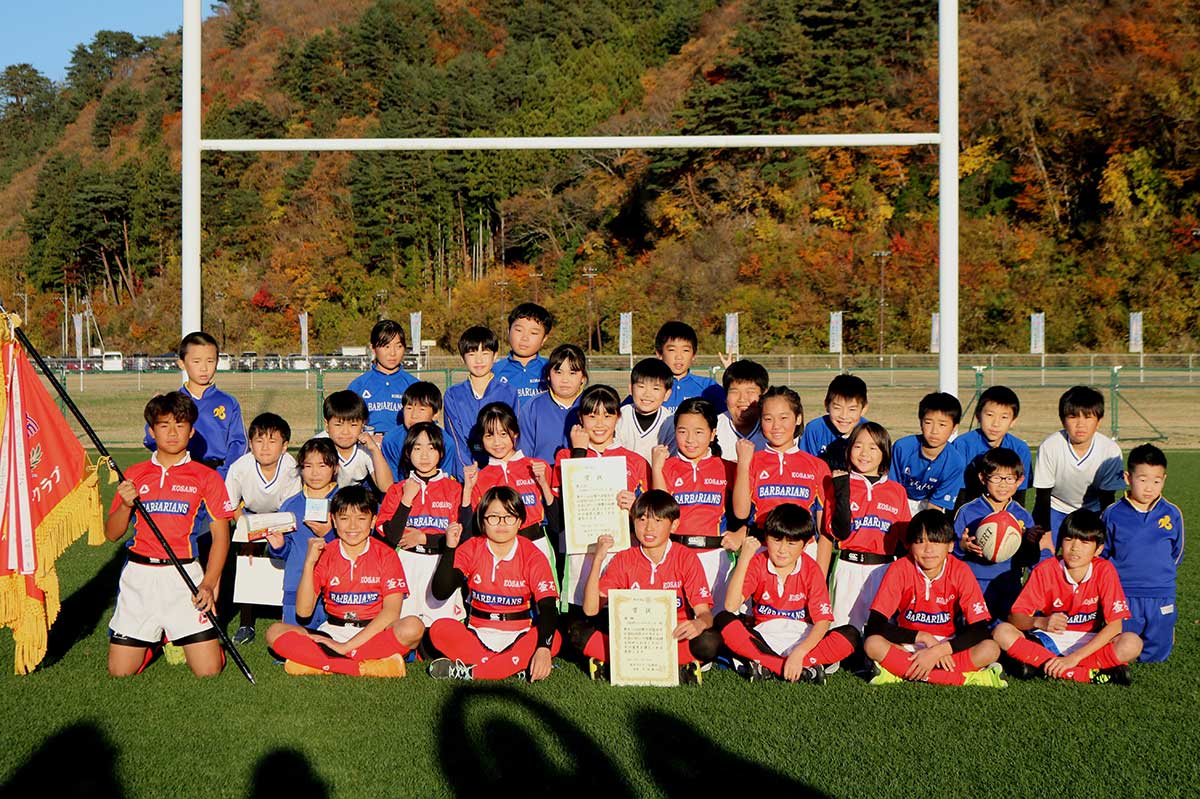 小佐野小の4チーム。前列が優勝したチームのメンバー。6年女子で結成したバーバリアンズレッドは同ブルー（5年）と対戦し、5－4で勝利し3位入賞