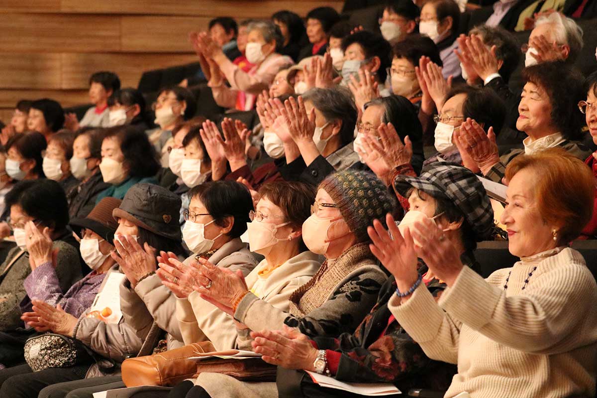 「カリンカ」のリズムに合わせ手拍子をして楽しむ観客