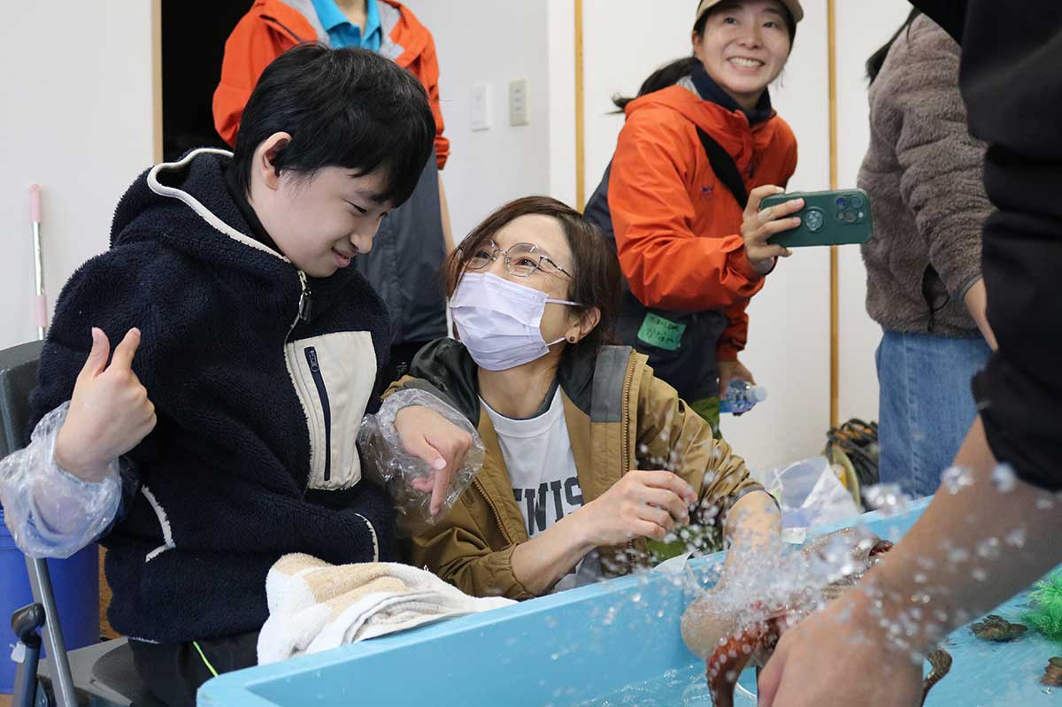 マダコの感触にびっくり仰天!笑顔を広げる親子