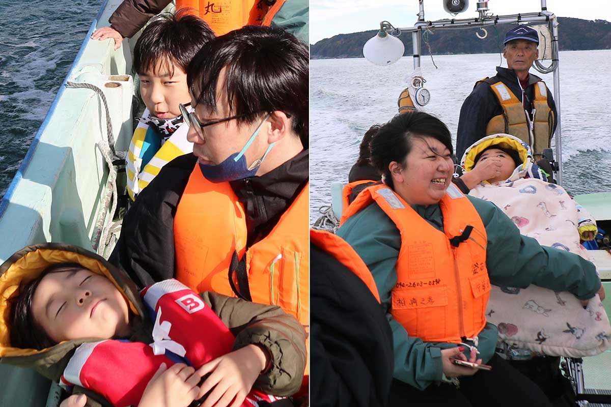 初めての漁船クルーズを楽しむ羽藤さん一家。次男杏くんはおひさまの光と波の揺れに身をまかせウトウト?(左)