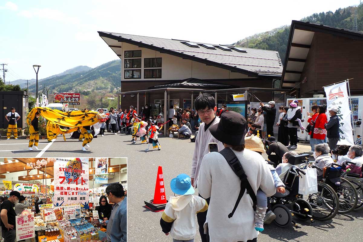 「開駅10周年」を迎えた道の駅釜石仙人峠。記念の大創業祭は多くの買い物客でにぎわった＝4月27日
