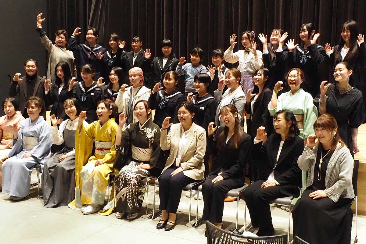 釜石初のタレント養成所「C-Zeroアカデミー」の開校式に臨んだ第1期生、講師陣ら＝4月20日