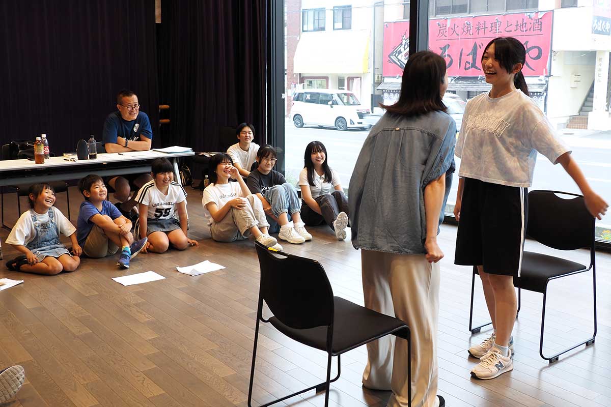 第一線で活躍する演出家の特別指導を受け演技力に磨きをかける生徒ら＝8月31日