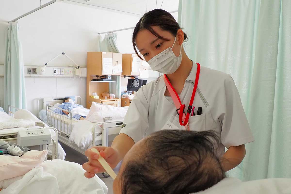 患者に寄り添える看護師を目指す佐藤綺美さん。一つ一つ経験を積み重ねていく＝5月