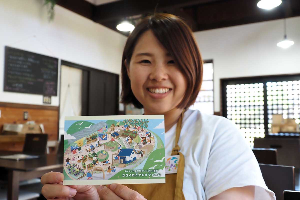 遊び場、農園、カフェを併設する「ココイロこすもすファーム」を8月に開業した石塚佳那子さん＝10月