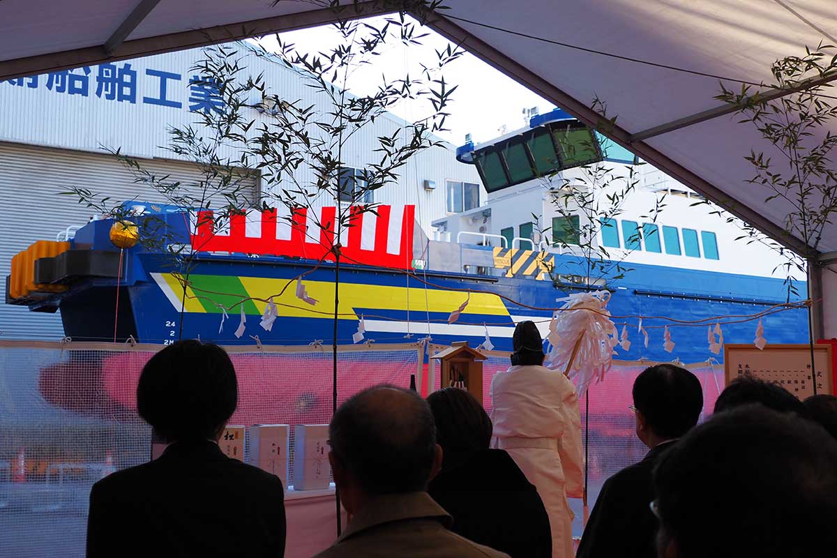 進水式で神事を行い、運航の安全を祈願した