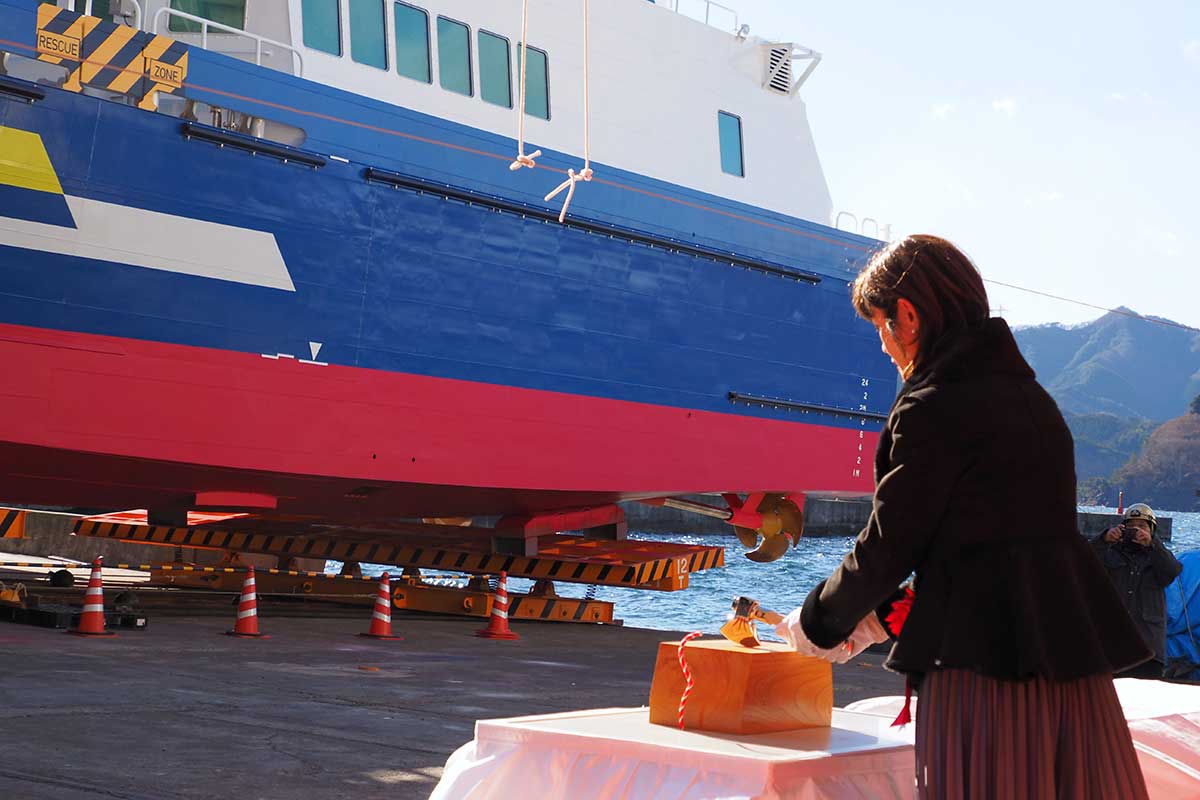 船を支える綱を絶ち切る儀式。達増陽子さん（岩手県知事夫人）が担った