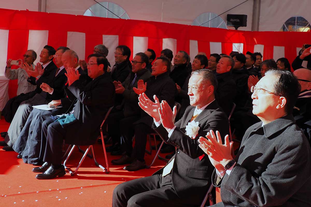 国産CTV1番船の完成を喜ぶ（手前から）達増拓也知事、小鯖千年社長